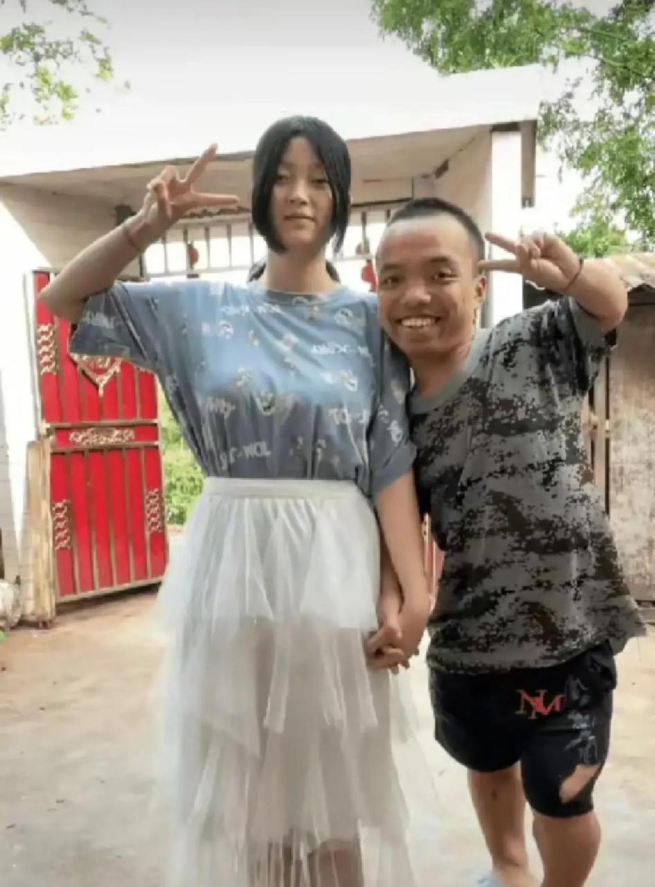 真有女的喜欢这种矮小男生吗?这对情侣看起来非常恩爱.