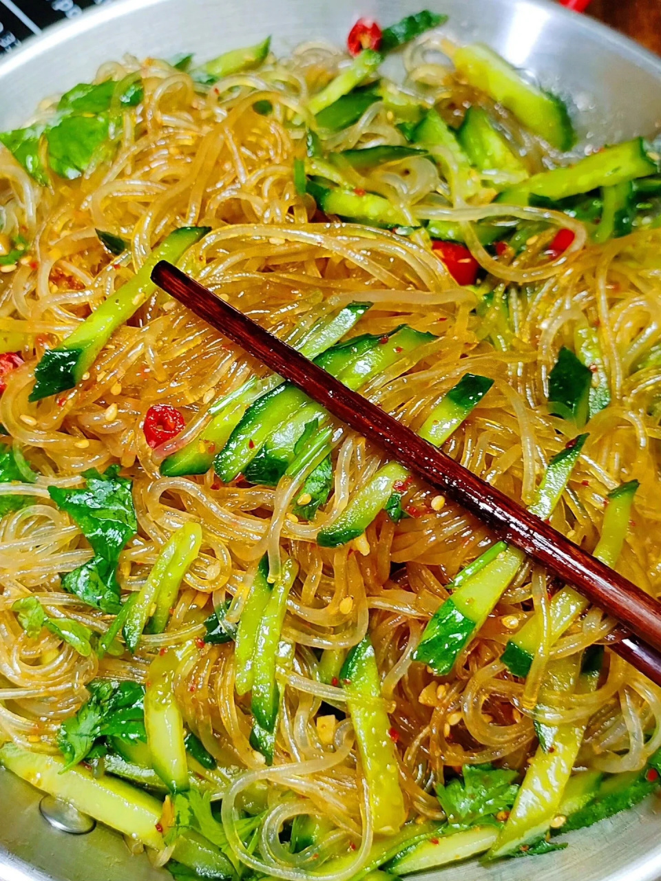 食材准备:  黄瓜 粉丝 蒜末