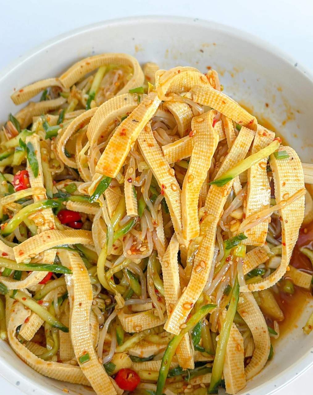 给你分享减脂餐|【凉拌豆皮黄瓜丝】 ?准备材料: 豆皮,黄瓜,豆芽 ?