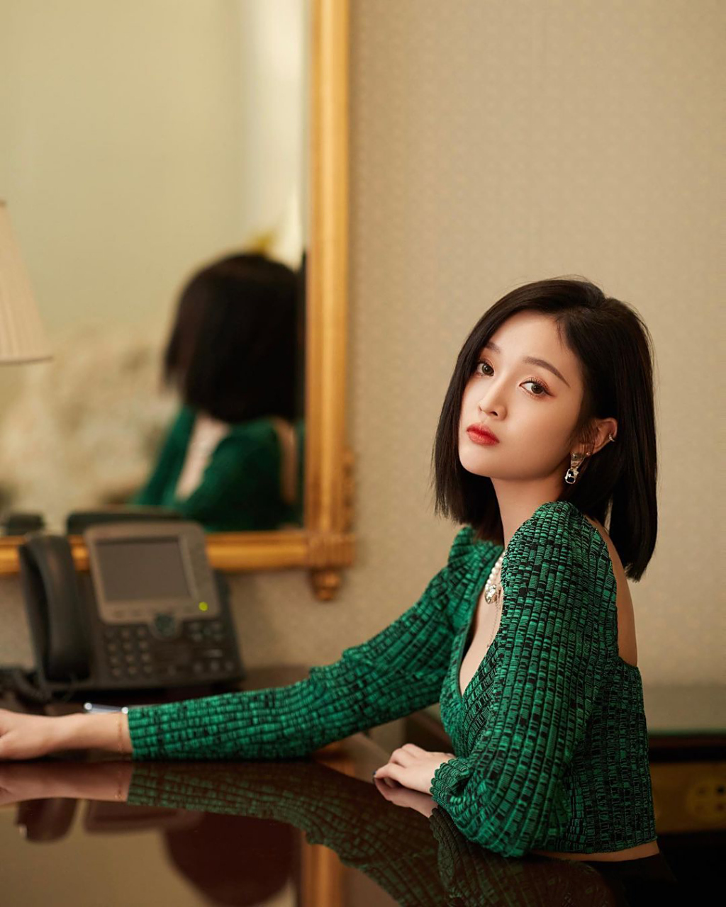 吴宣仪#  短发清爽又有气质,深v绿上衣性感有气质! 676767