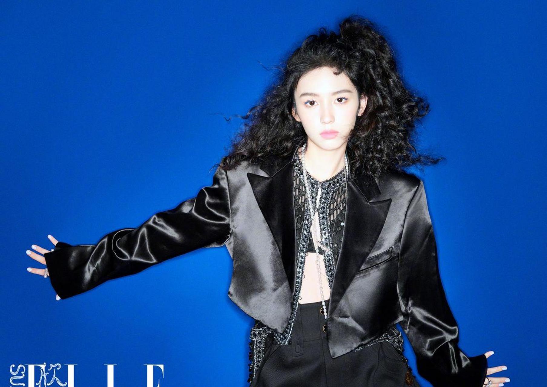 周也登上《欣漾superelle》春夏增刊封面,羊毛卷造型加上蓝色睫毛