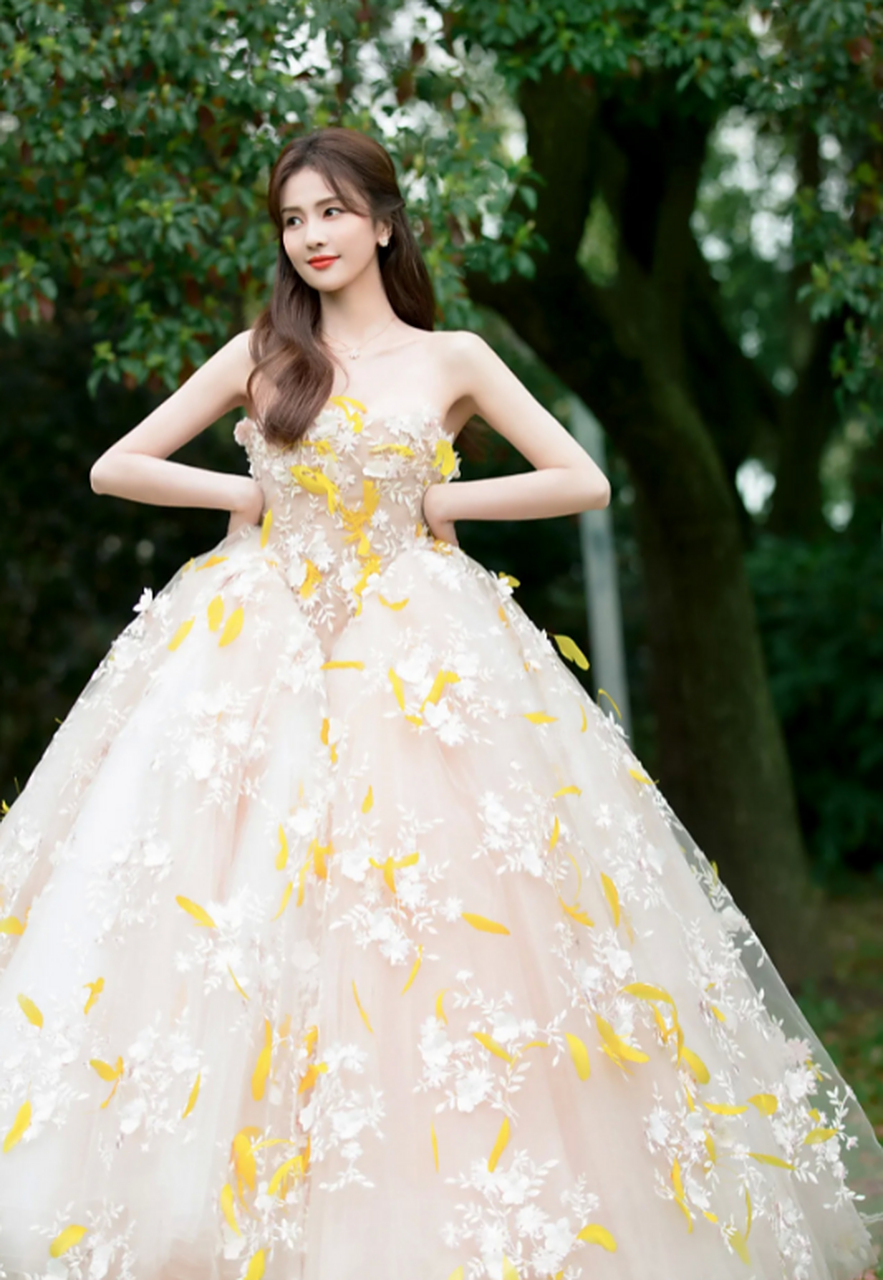 白鹿金羽尽染,熠熠生辉,风动,亦心动…白鹿微博之夜造型,一身米黄色