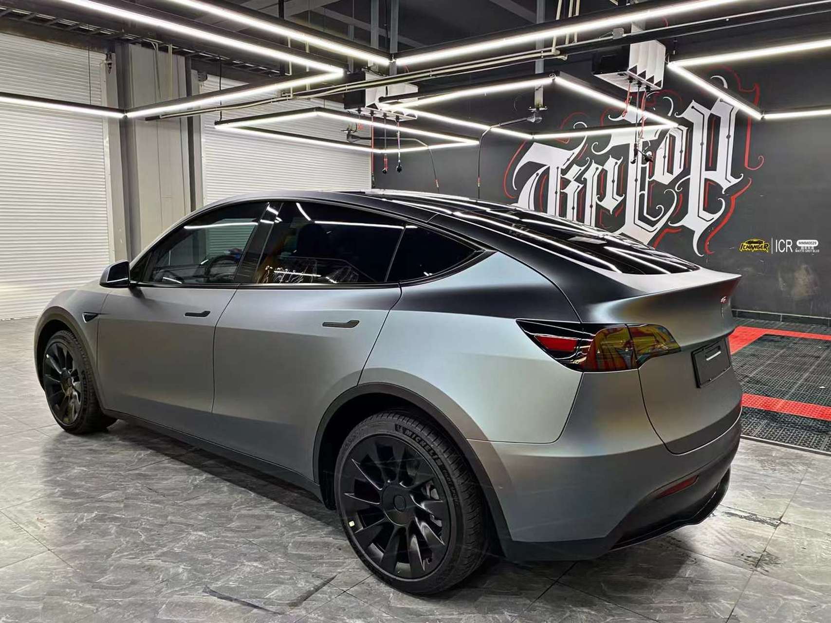 特斯拉model y车身侧面:车身长宽高分别为4750x1921x1624mm,轴距2890