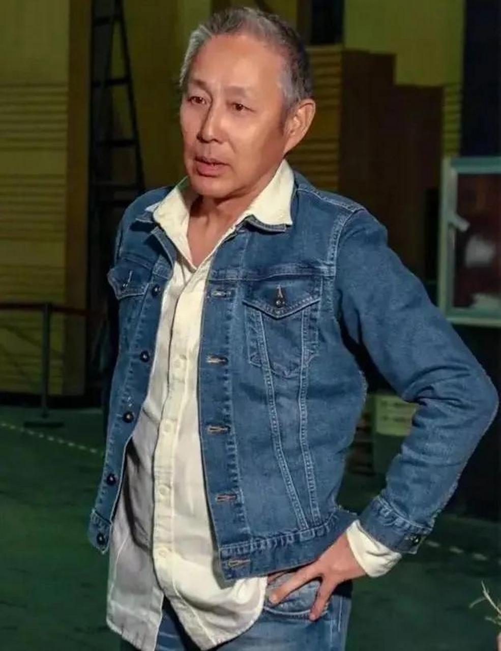 67岁的陈道明断崖式衰老,一头白发,但是依然帅气稳重,叔味儿十足.