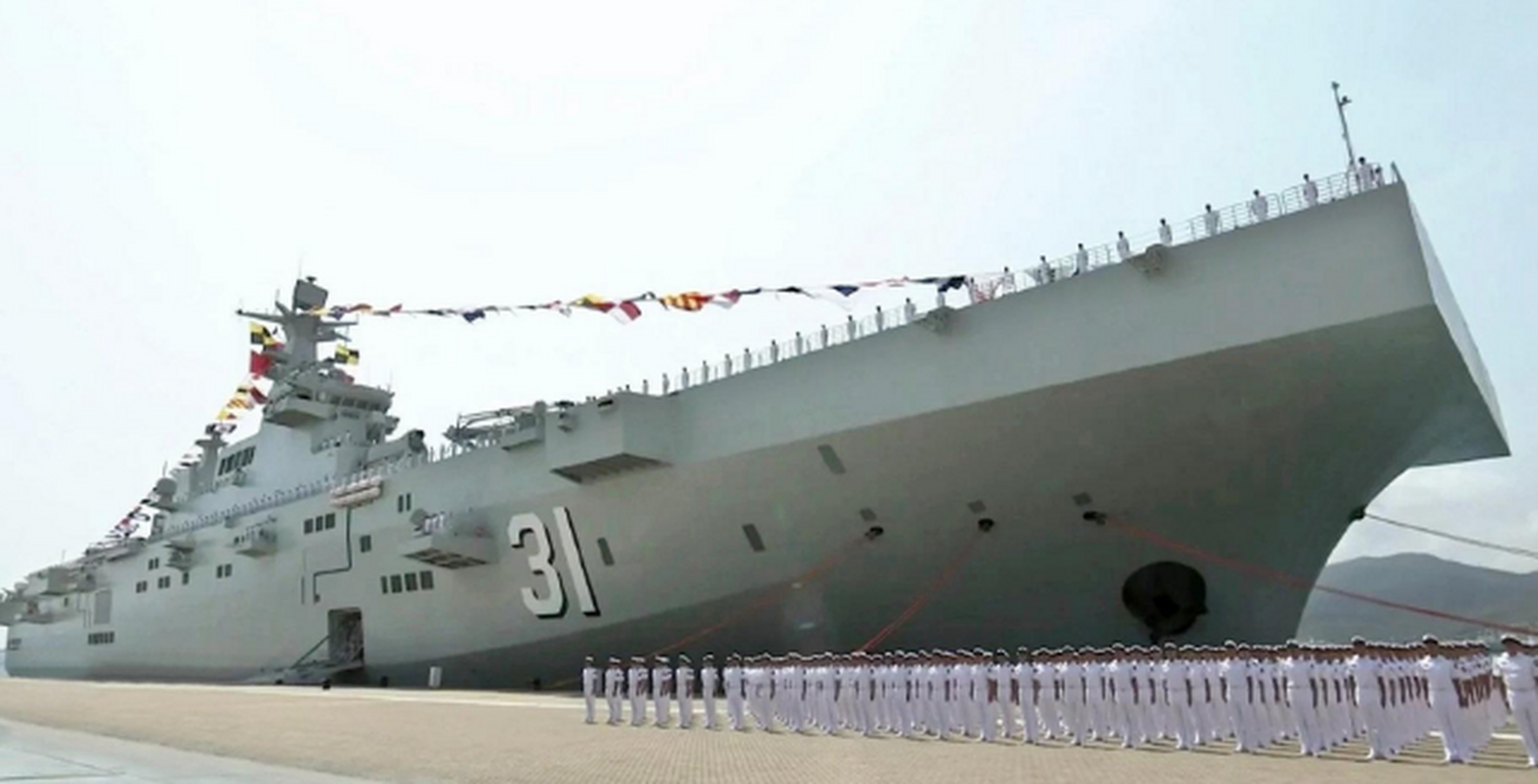 和辽宁舰同框才明白,不愧是中型航母的排水量!