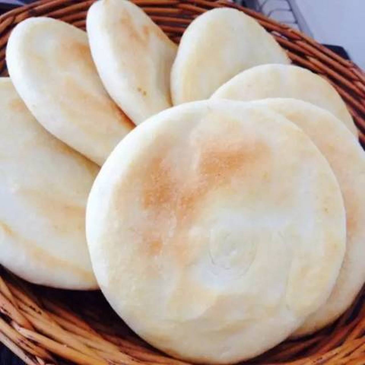 白吉馍是鹤壁人早餐常吃的食物之一,出锅的白吉馍不但表皮焦香酥脆,馍