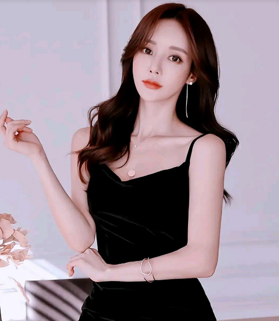 孙允珠,黑色的绒面吊带裙,既时尚又高贵优雅,且不失性感!