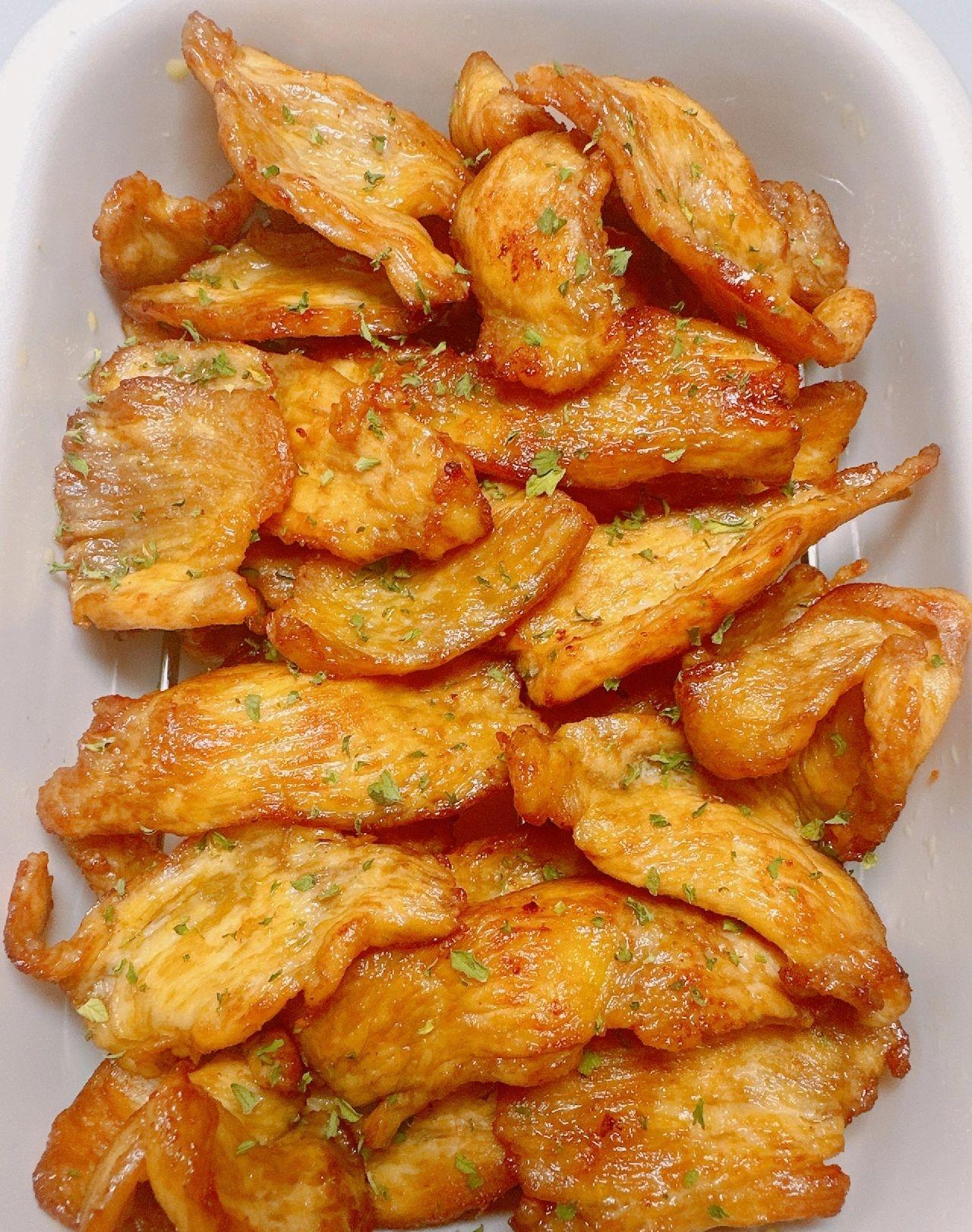 低脂的香煎鸡胸肉这样做也泰好吃啦 巨好吃,外焦里嫩,滑嫩入味!