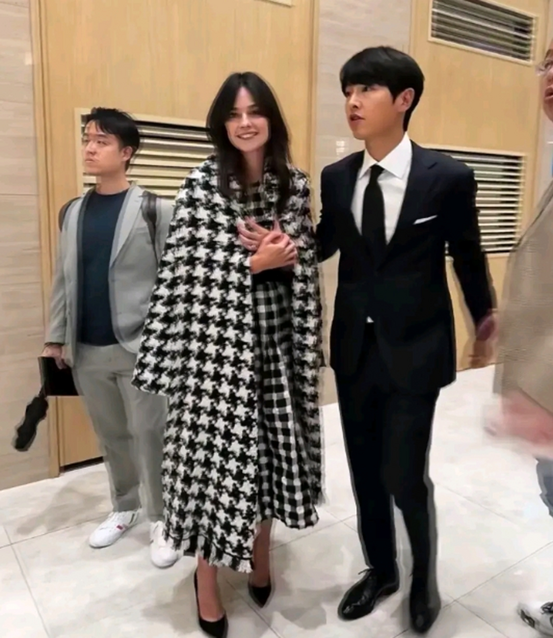 宋仲基与二婚妻子一同出席妹妹的婚礼,他的妻子非常美丽,颜值堪比