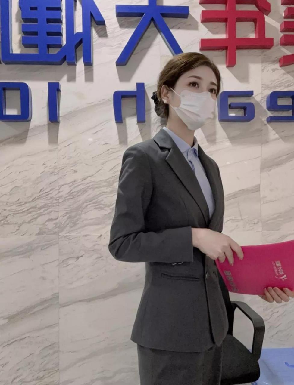 公司新来的前台小姐姐  一看就是气质美女,  皮肤白嫩 眼神迷人  虽然