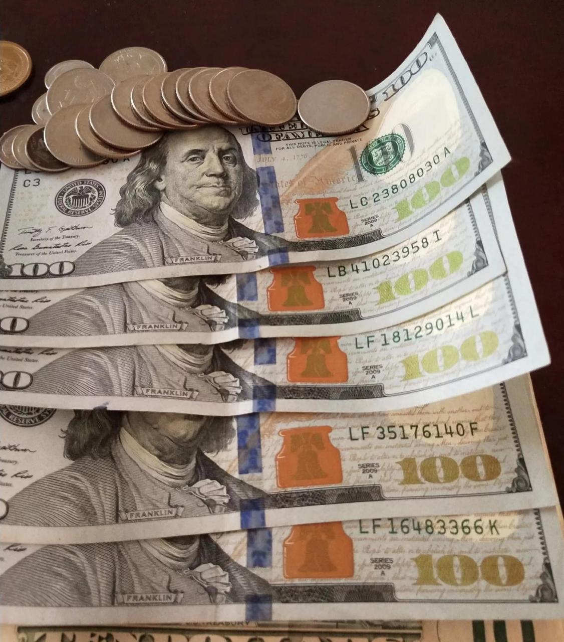 我在银行存了1000美元,年利率是0.8%.