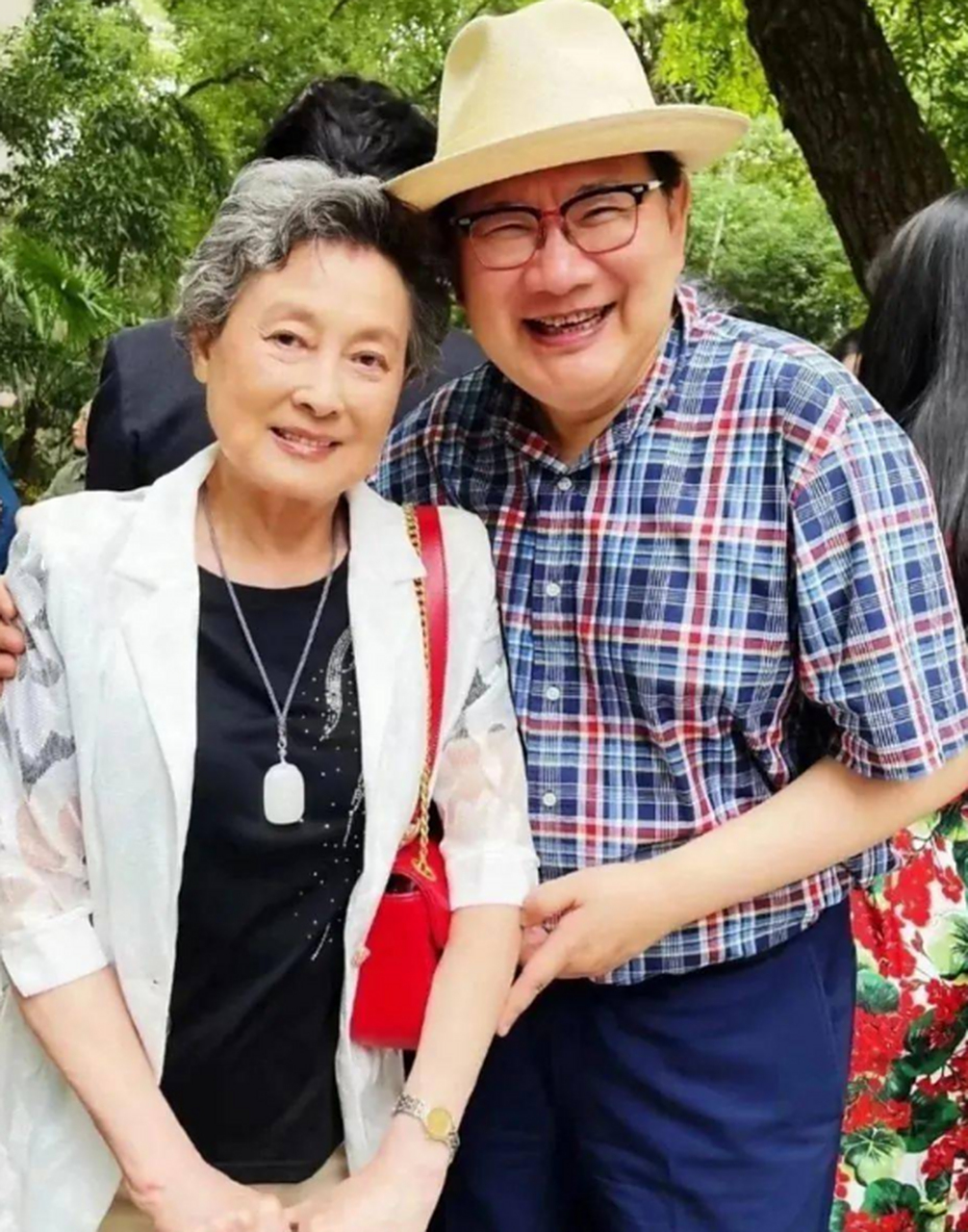 著名演员向梅:和丈夫牵手64年,71岁患脑梗,如今85岁怎样了?