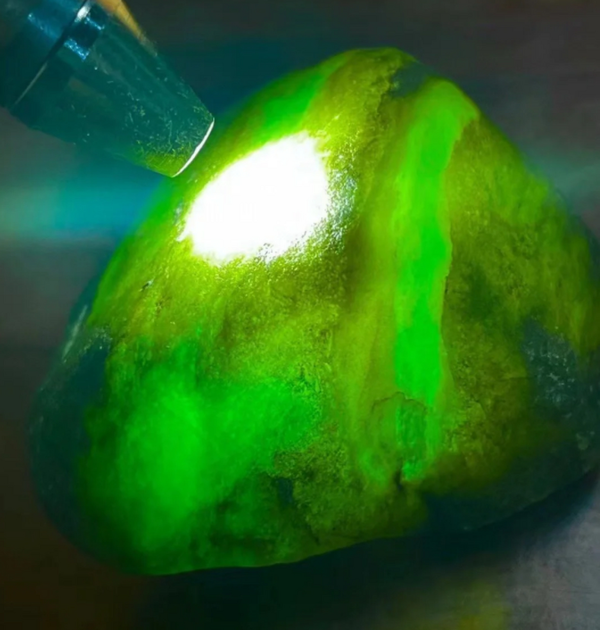 点击头像看直播# #翡翠原石# 南奇110克 脱沙冰晴 两条水路 底子妇换