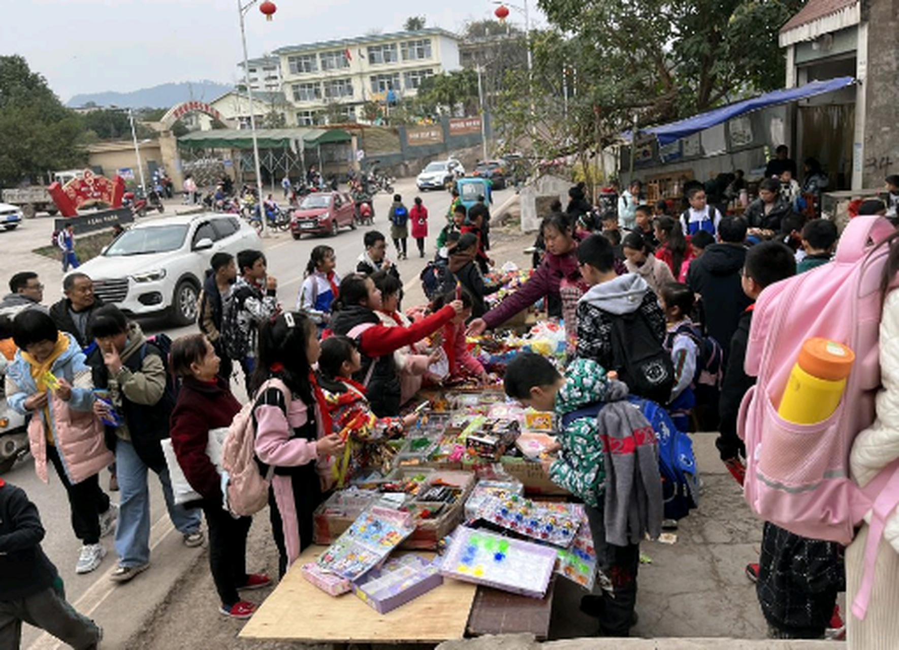 在学校门口摆摊,要卖什么比较好