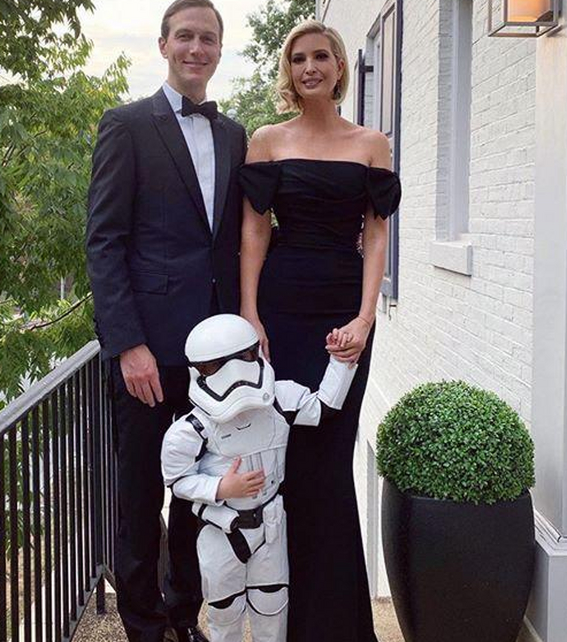 伊万卡晒一家5口俏皮照!