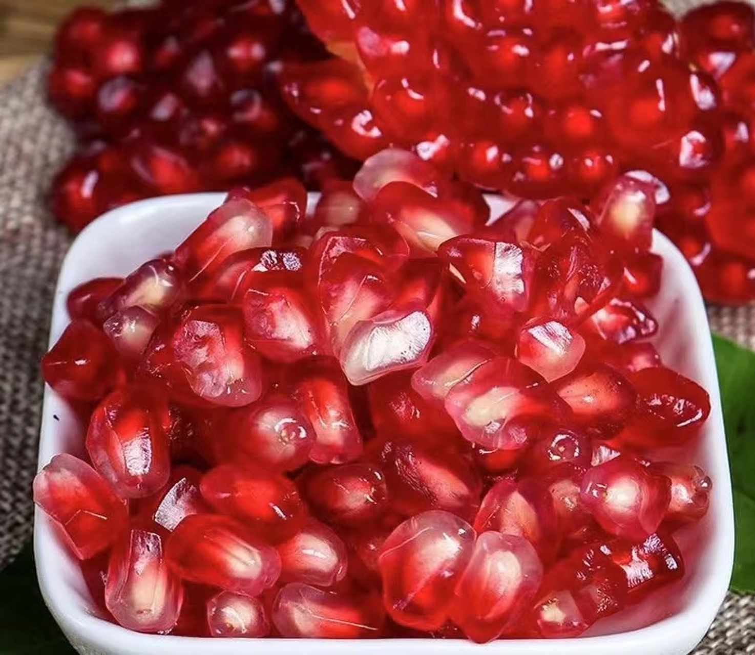 粒粒饱满的石榴籽 宛如晶莹的红色宝石 为这个季节增添了一份别样的