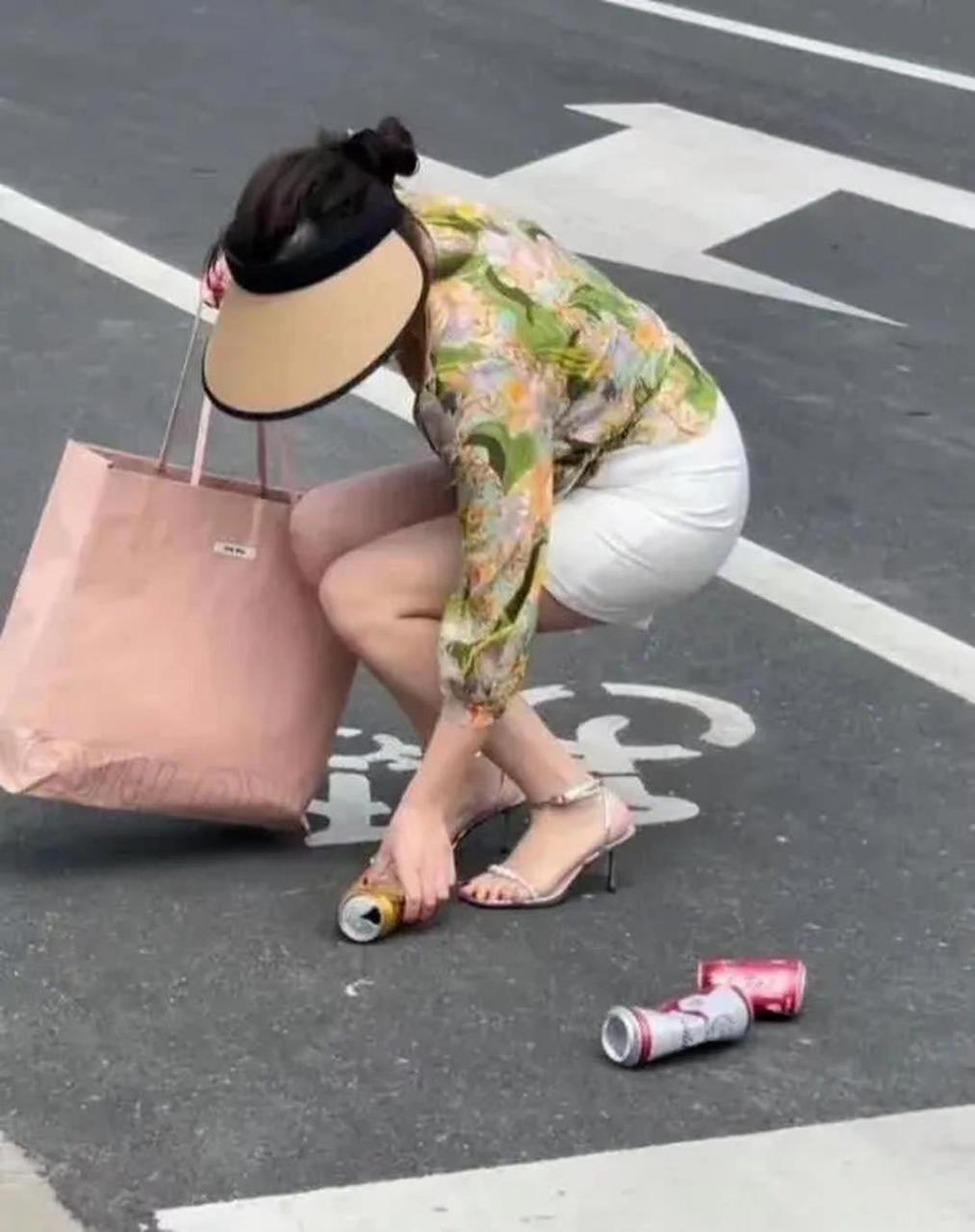 你觉得她真是在捡瓶子?