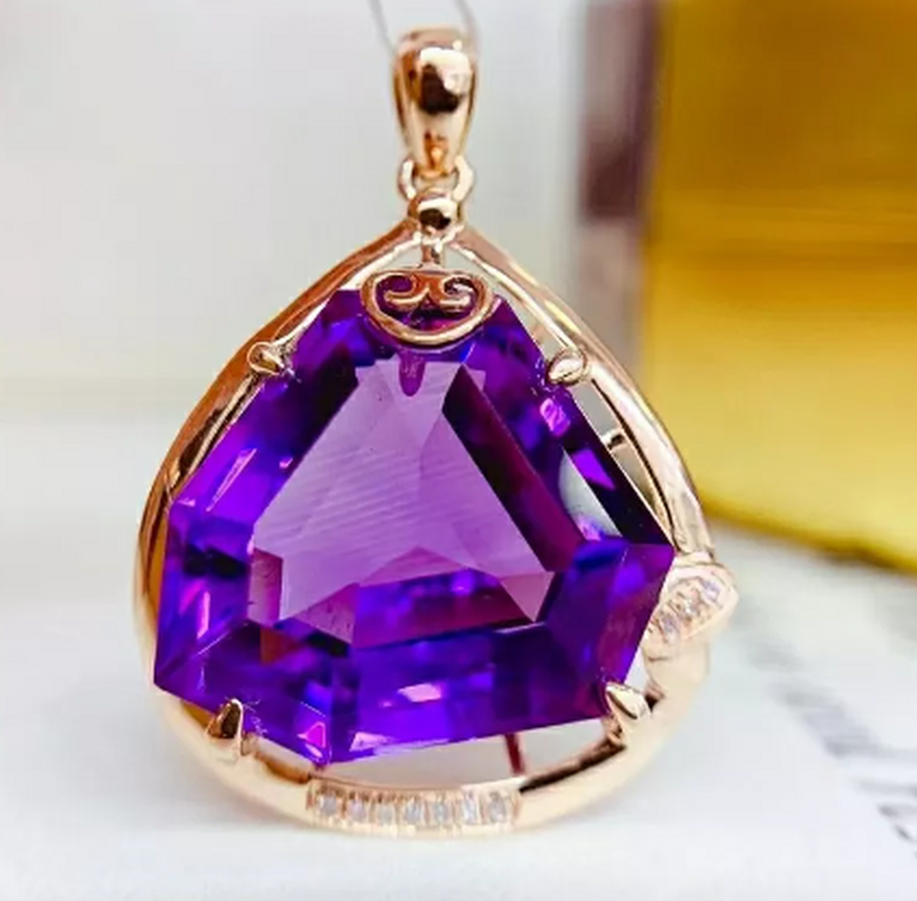 中国古代很崇尚紫色,在那个时候,只有贵族才有权利使用紫色;而在西方