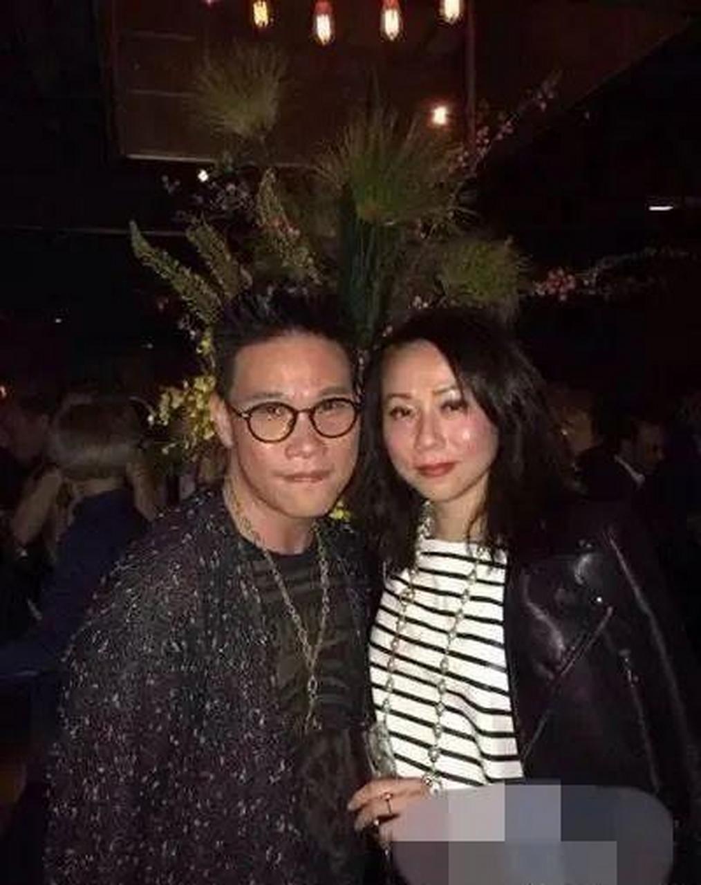 苏永康也开始晒娃了!虽然和老婆穿搭俗气,但在孩子面前一脸慈父