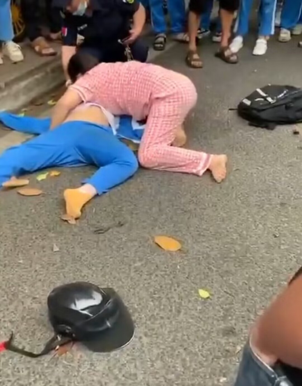 海南一12岁小学生骑车被撞身亡#  4月25日,海南临高,12岁小学生骑