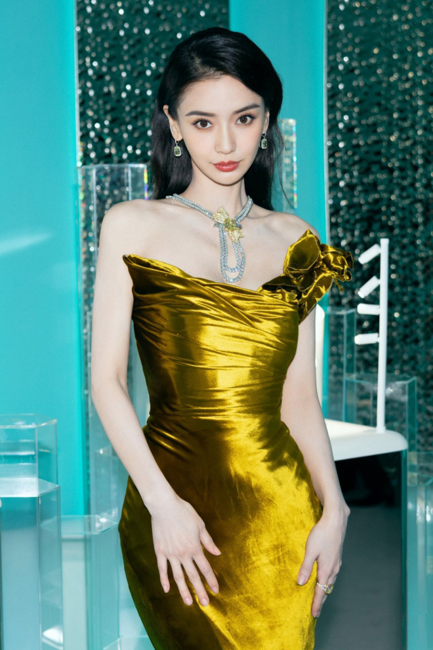 昨晚出席蒂芙尼活动的angelababy,身穿marchesa 2023秋冬系列金色礼服