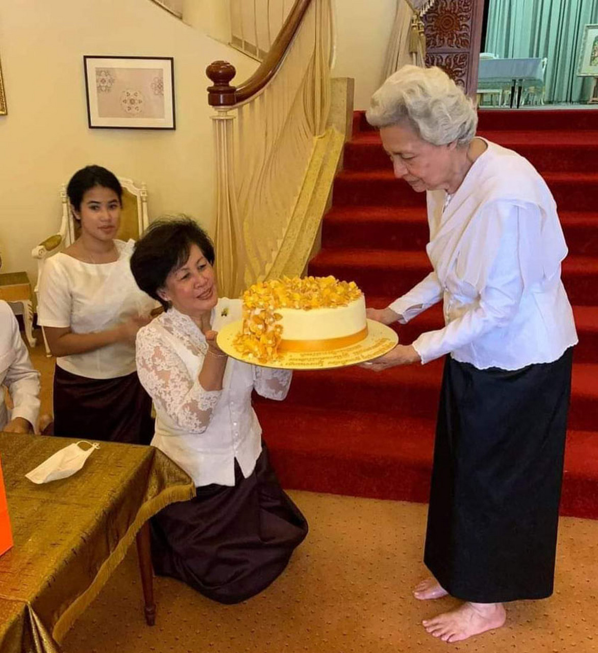 莫尼列太后给继女阿伦公主庆贺生日.阿伦公主和她的小女儿都跪在地上.