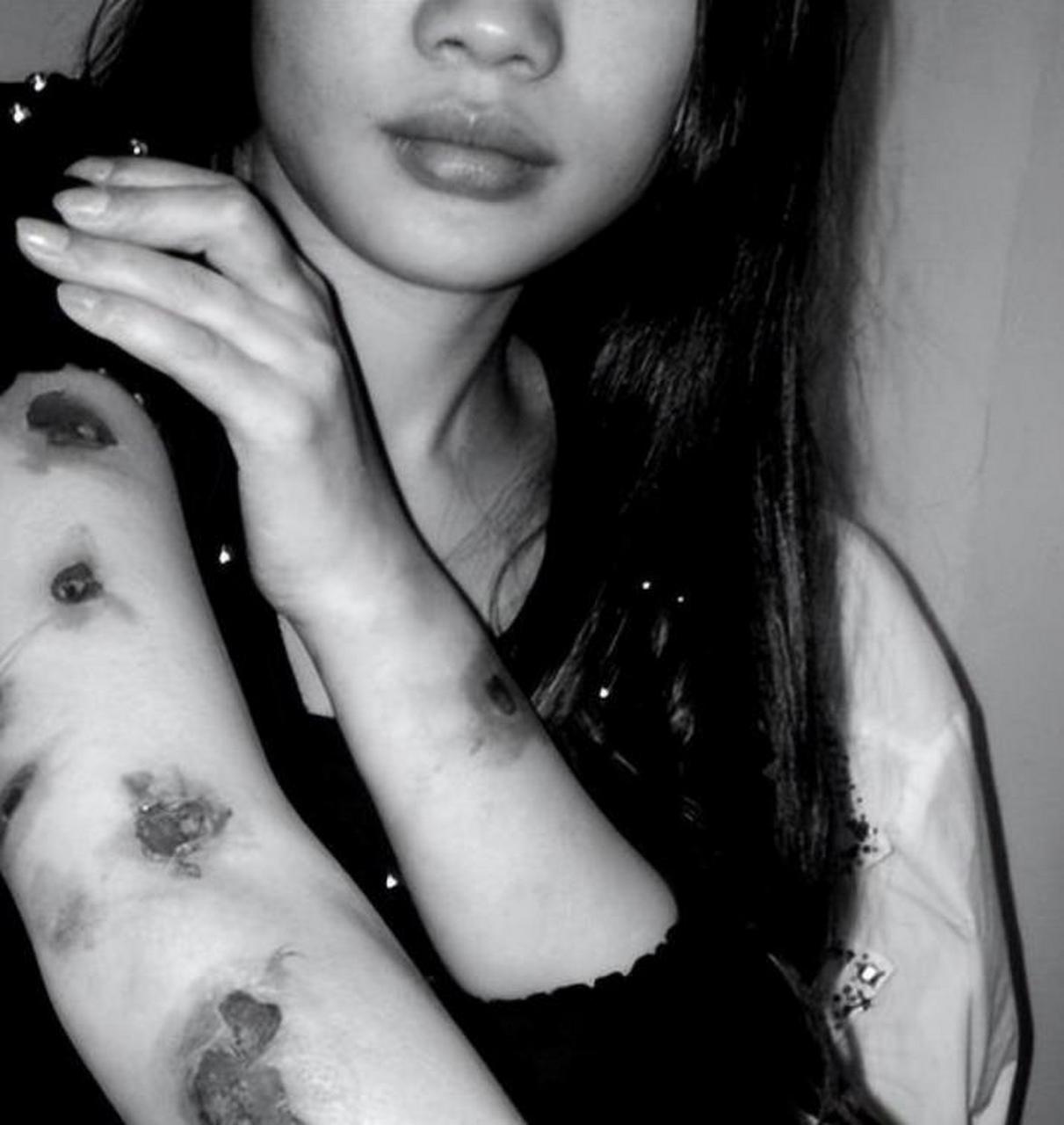 2013年7月29日,一名衣不蔽体的漂亮女孩,脚戴镣铐,神色慌张,她用胆怯