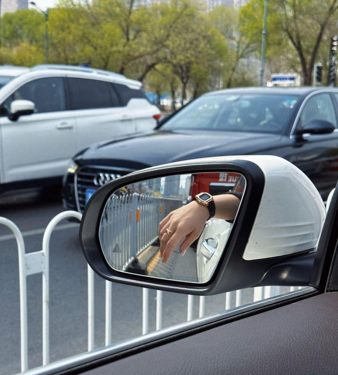 为什么男人开车总爱把左手伸出窗外?