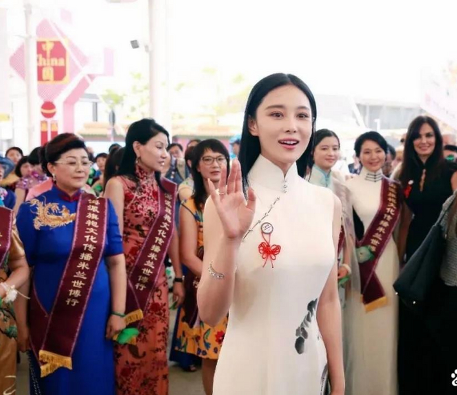 张馨予这很白色中式旗袍穿得真优雅,得体大方尽显魅力.