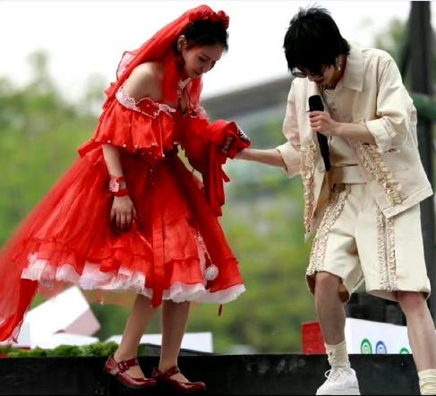 华晨宇火星演唱会:一位神秘女子身着红色婚纱,与偶像同台演出!