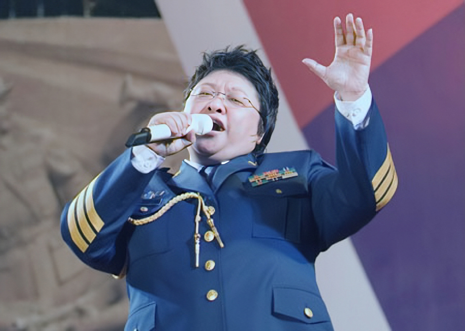 她曾在文工团工作,并于2015年退休享受教师待遇.