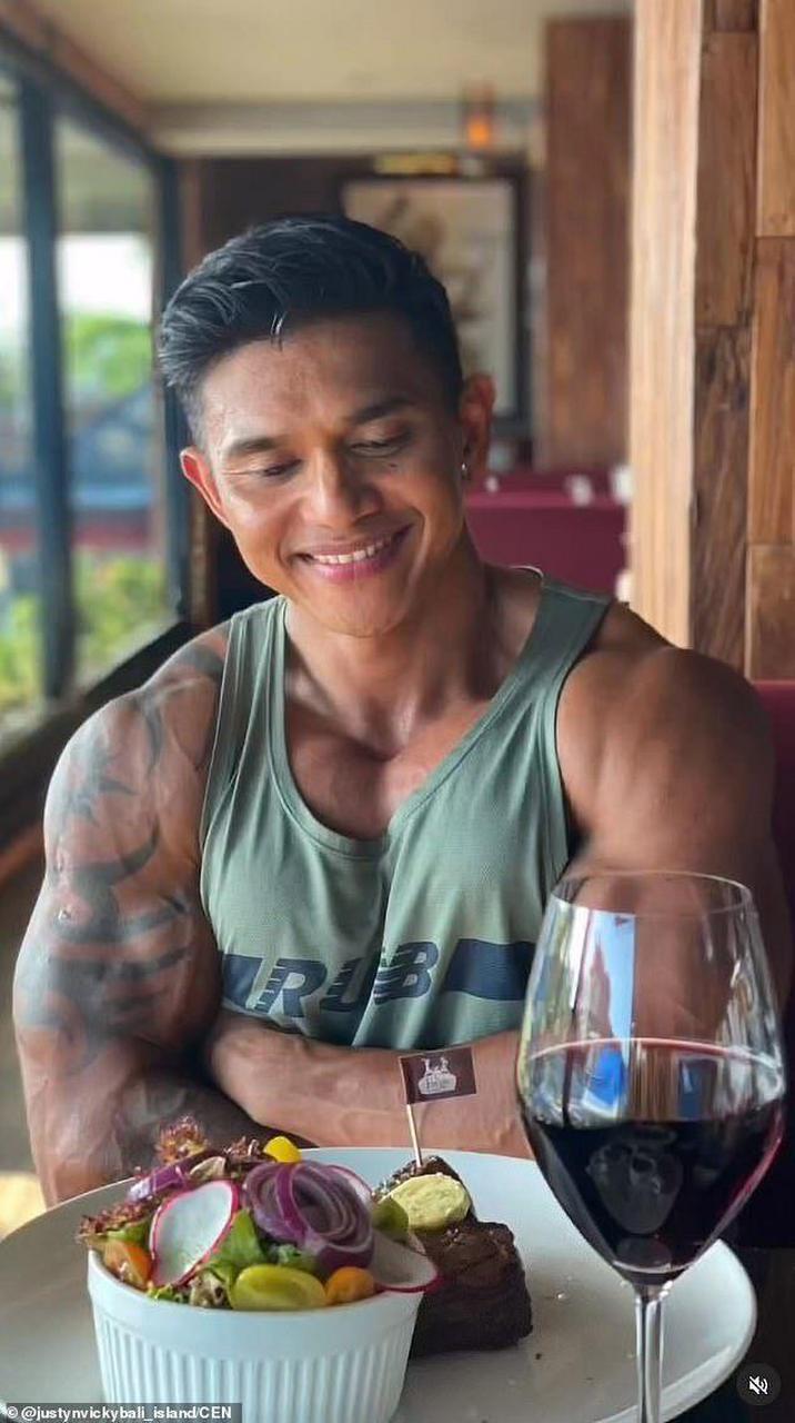 印度尼西亚的健美明星贾斯汀·维基(justyn vicky)在健身房做负重深蹲