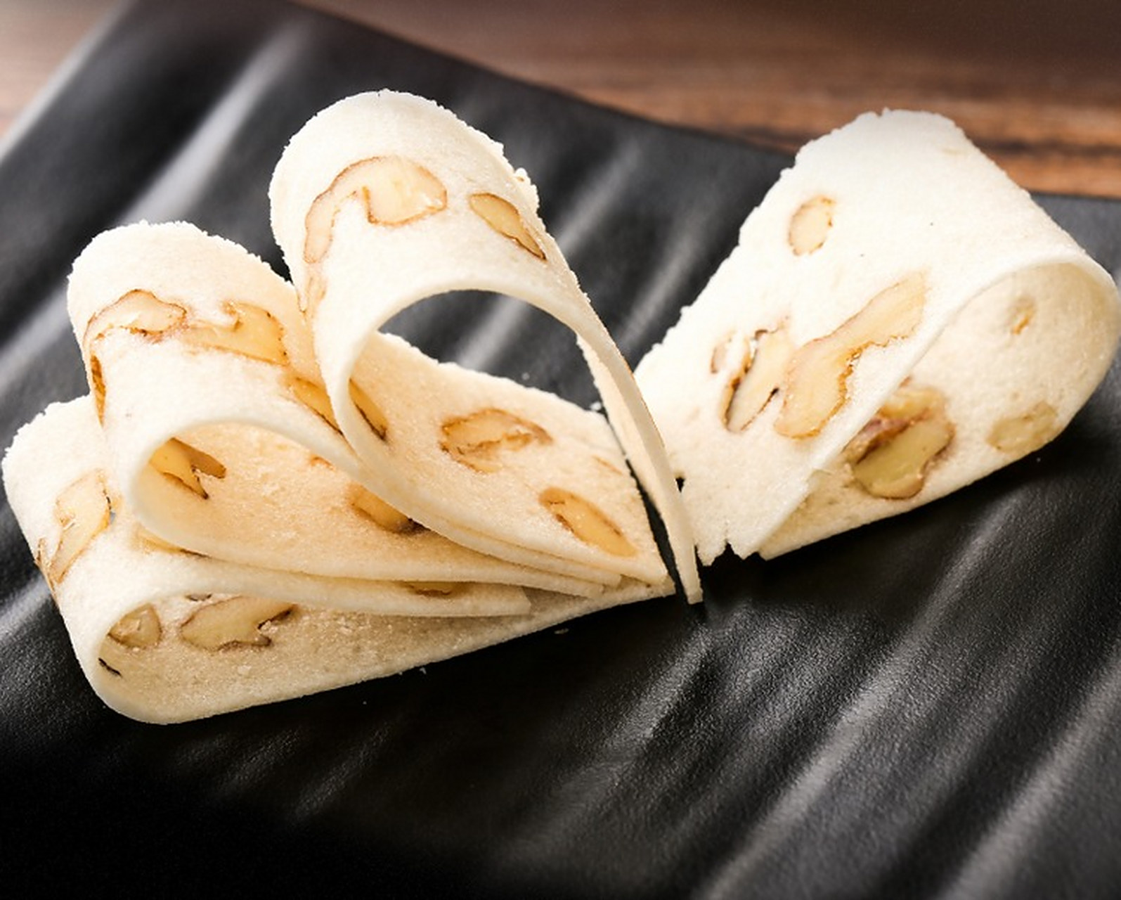 记忆中的合川桃片还是小时候甜滋滋的味道,软绵绵的.而椒盐口味的则是