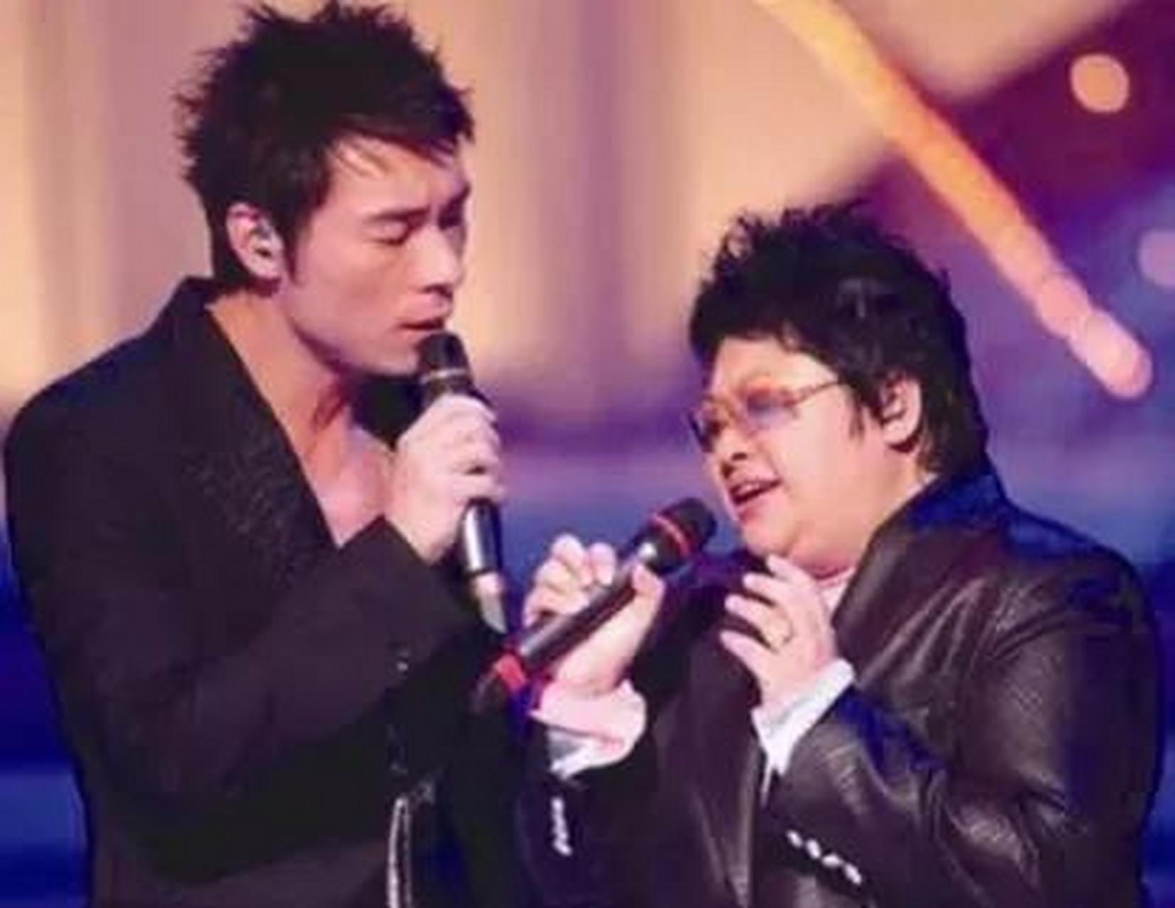 后来许志安也解释道 :韩红是我妹子! 当天由于两