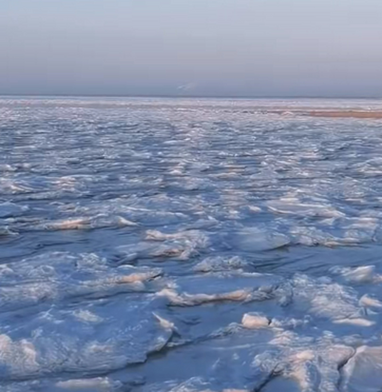 北极圈山东分圈!男子散步偶遇大海结冰奇观
