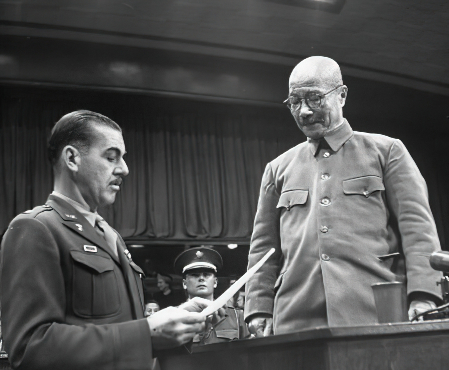 1948年11月12日,东条英机在远东军事法庭接受审判,他是侵华战争头号