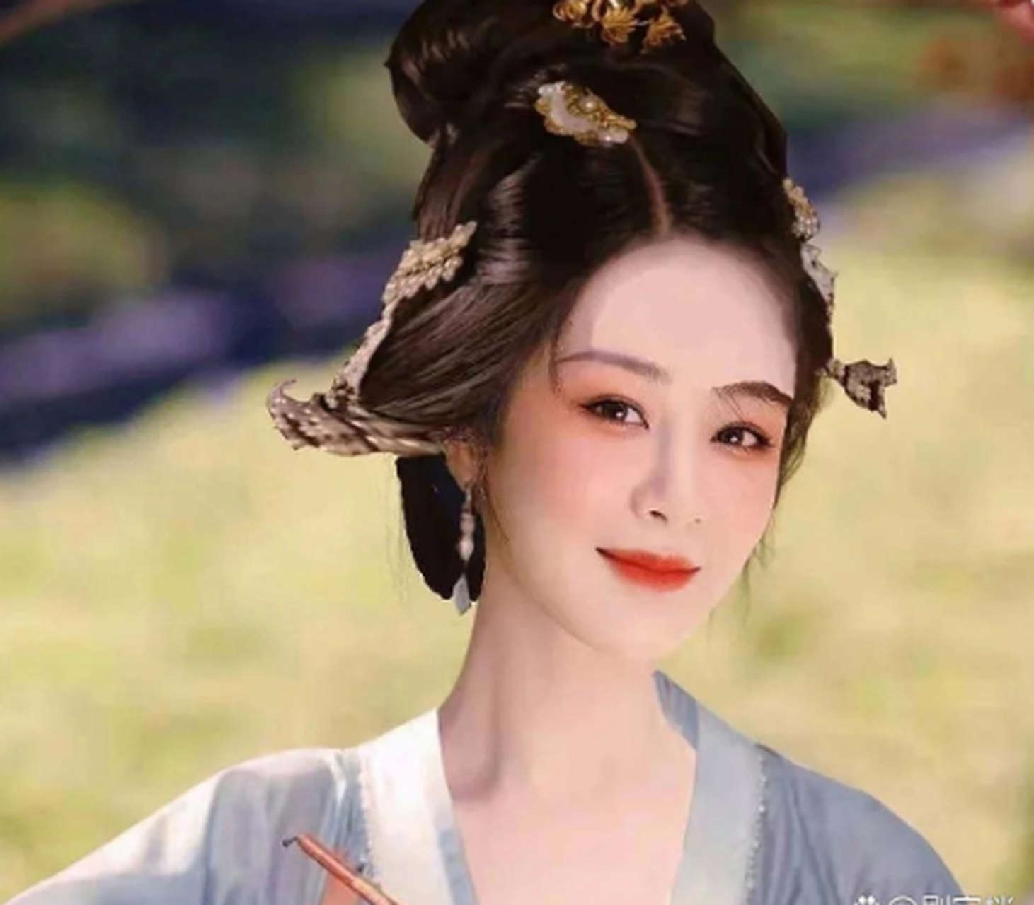 粉丝给杨紫做的唐装造型,古典美人从画里走出来了.