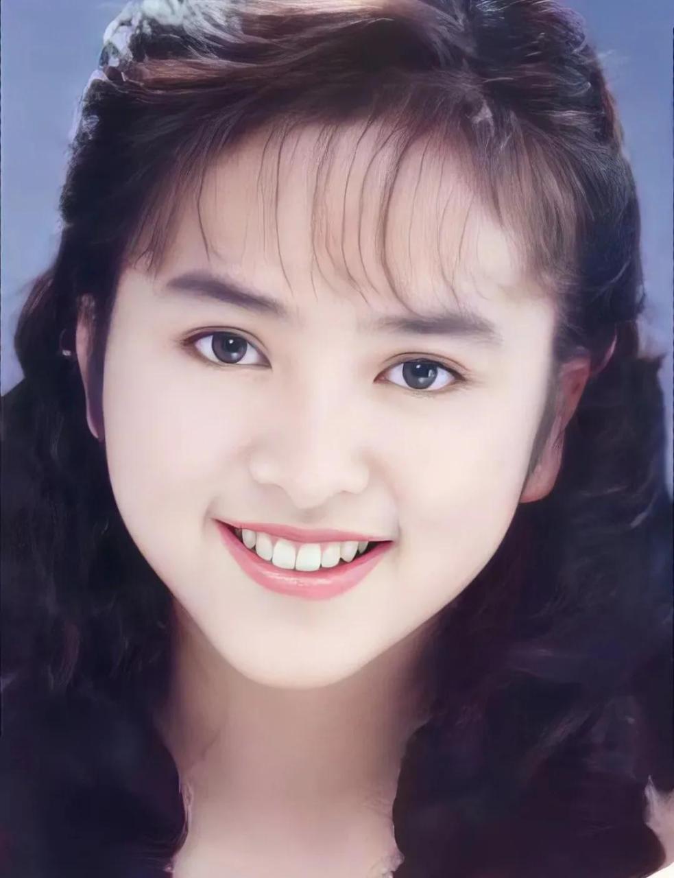 叶蕴仪的美,很纯净.1987年,叶蕴仪才刚刚17岁,黄百鸣觉得叶蕴仪的气质