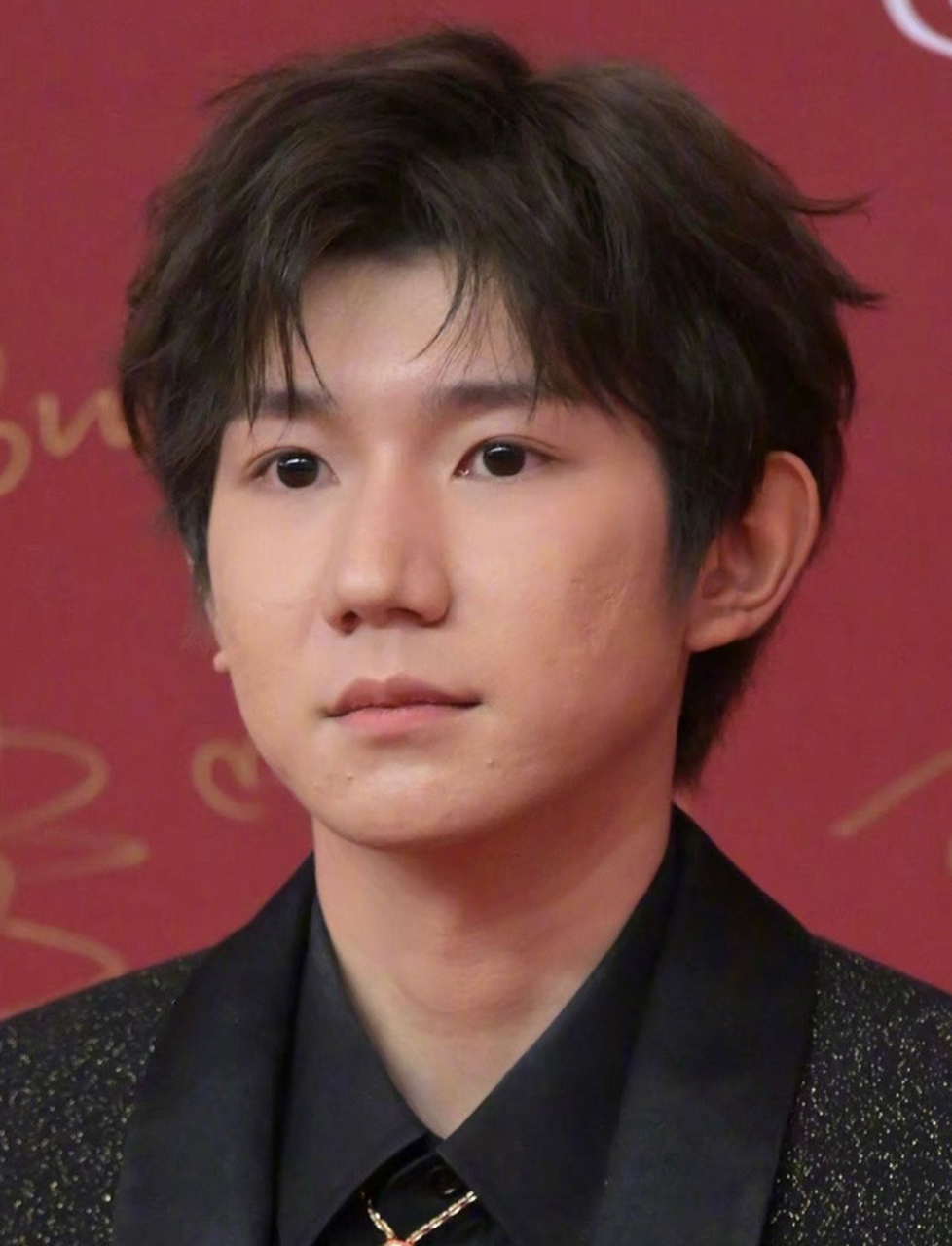 王源才22岁,脸上长点青春痘不是很正常吗?