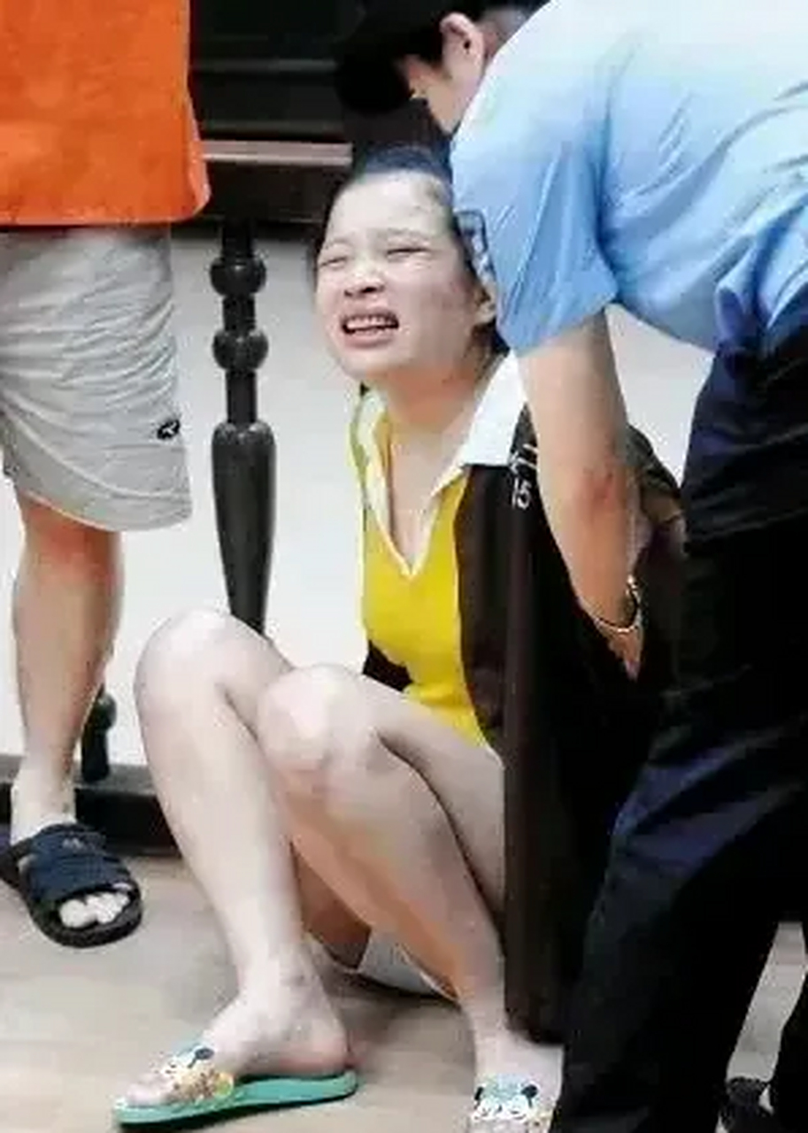 一名女死刑犯在庭审现场痛哭流涕,她对自己所犯罪行深深地忏悔,流下了