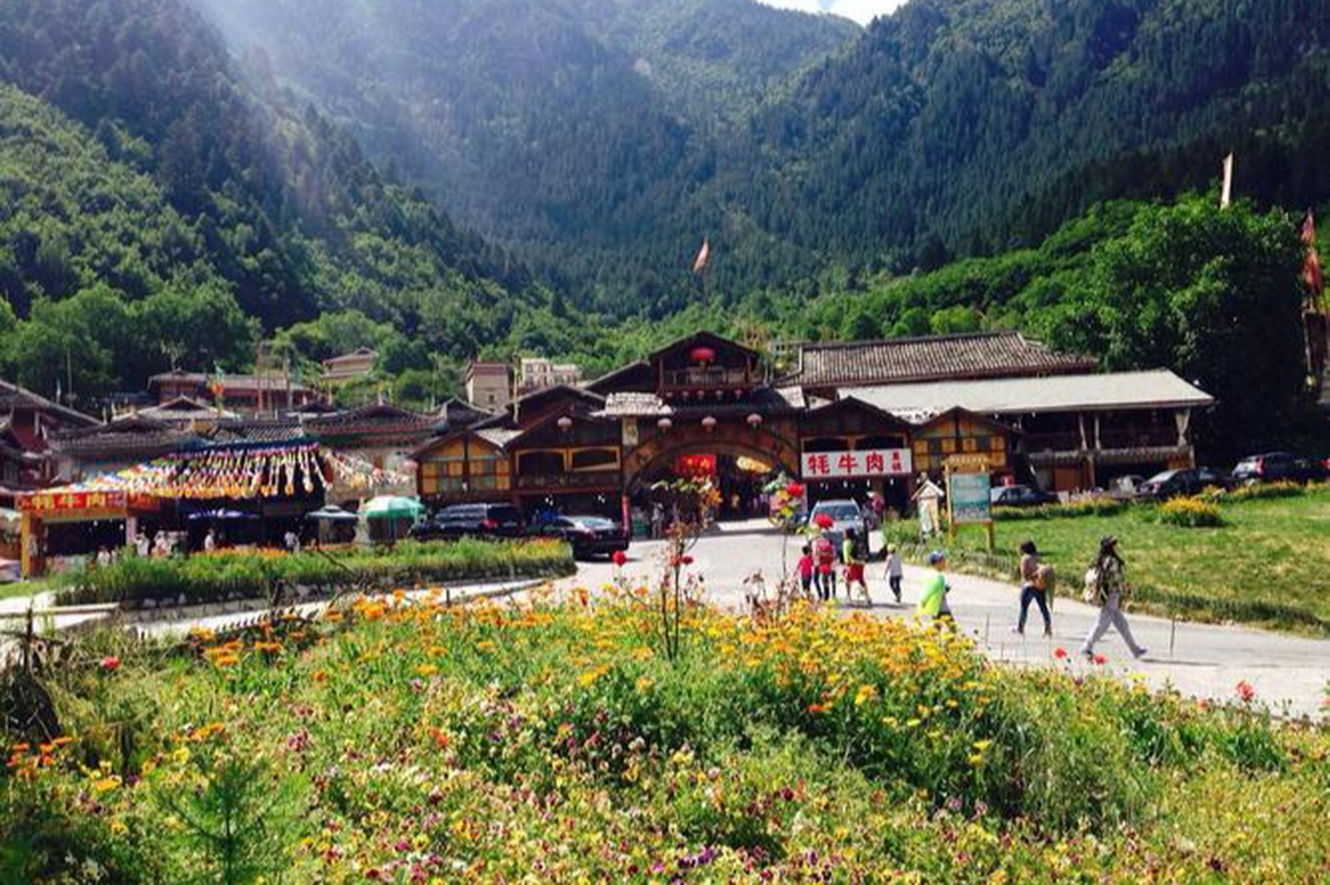 九寨沟树正寨:是九寨沟人气最旺的一个古老传统藏族村寨.