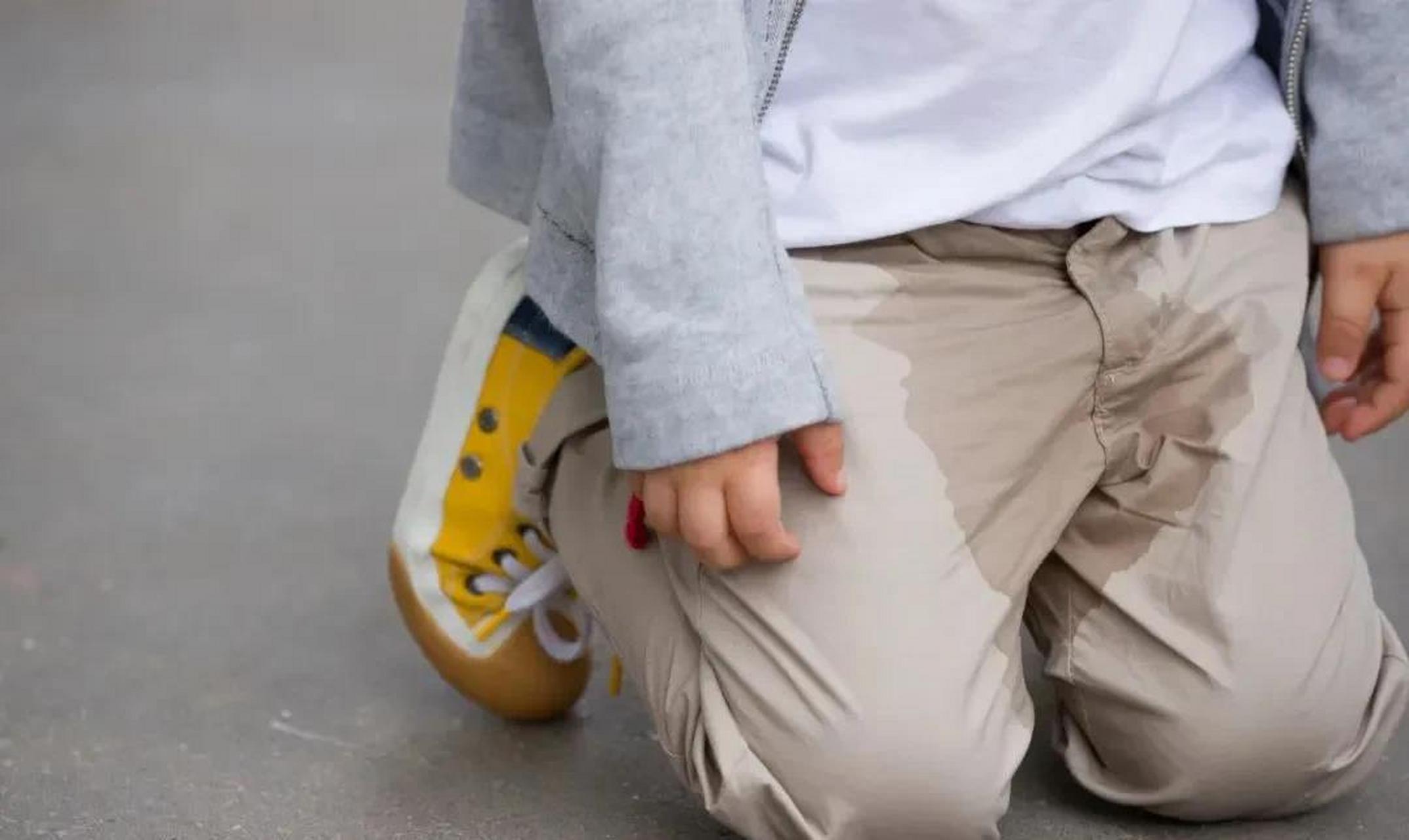 10岁的孩子,近两周上课时总是尿裤子,昨天考试时老师见到尿液从椅子上