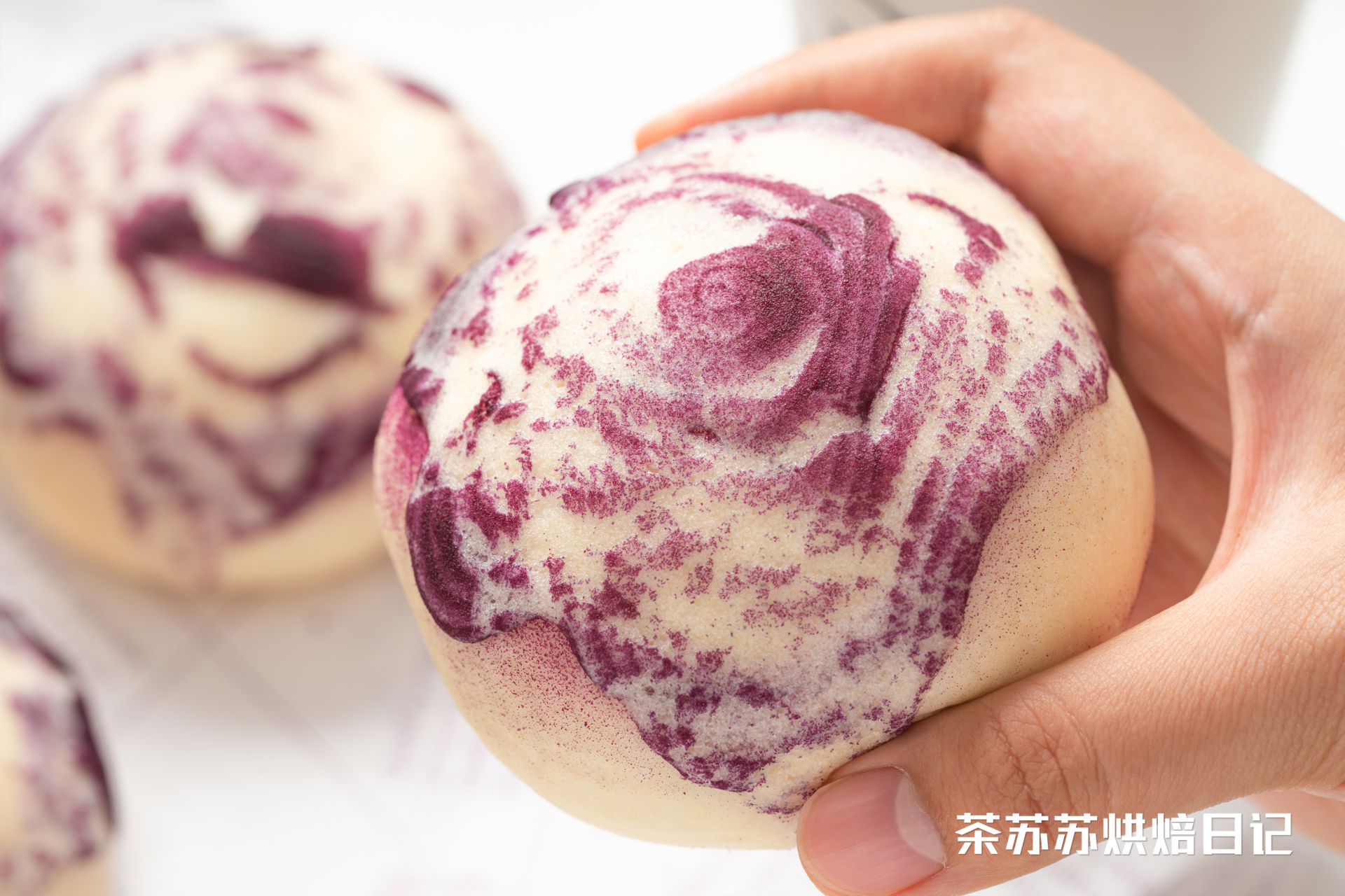 紫米雪山包  雪山包是由港式菠萝包演变而来,因为它通体雪白,所以才被