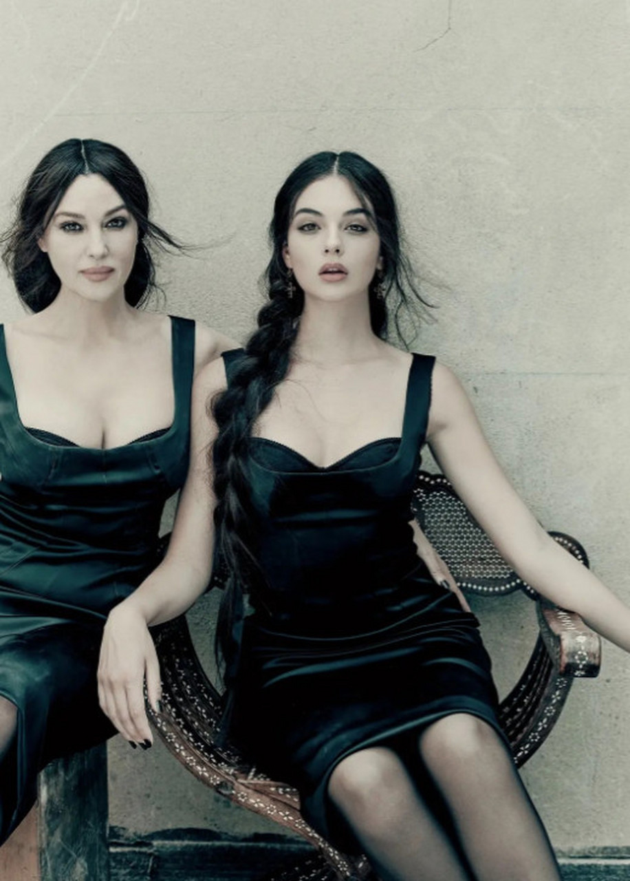 2019年,凯雅·杰柏18岁生日时,穿上了母亲辛迪·克劳馥在1992年mtv 上