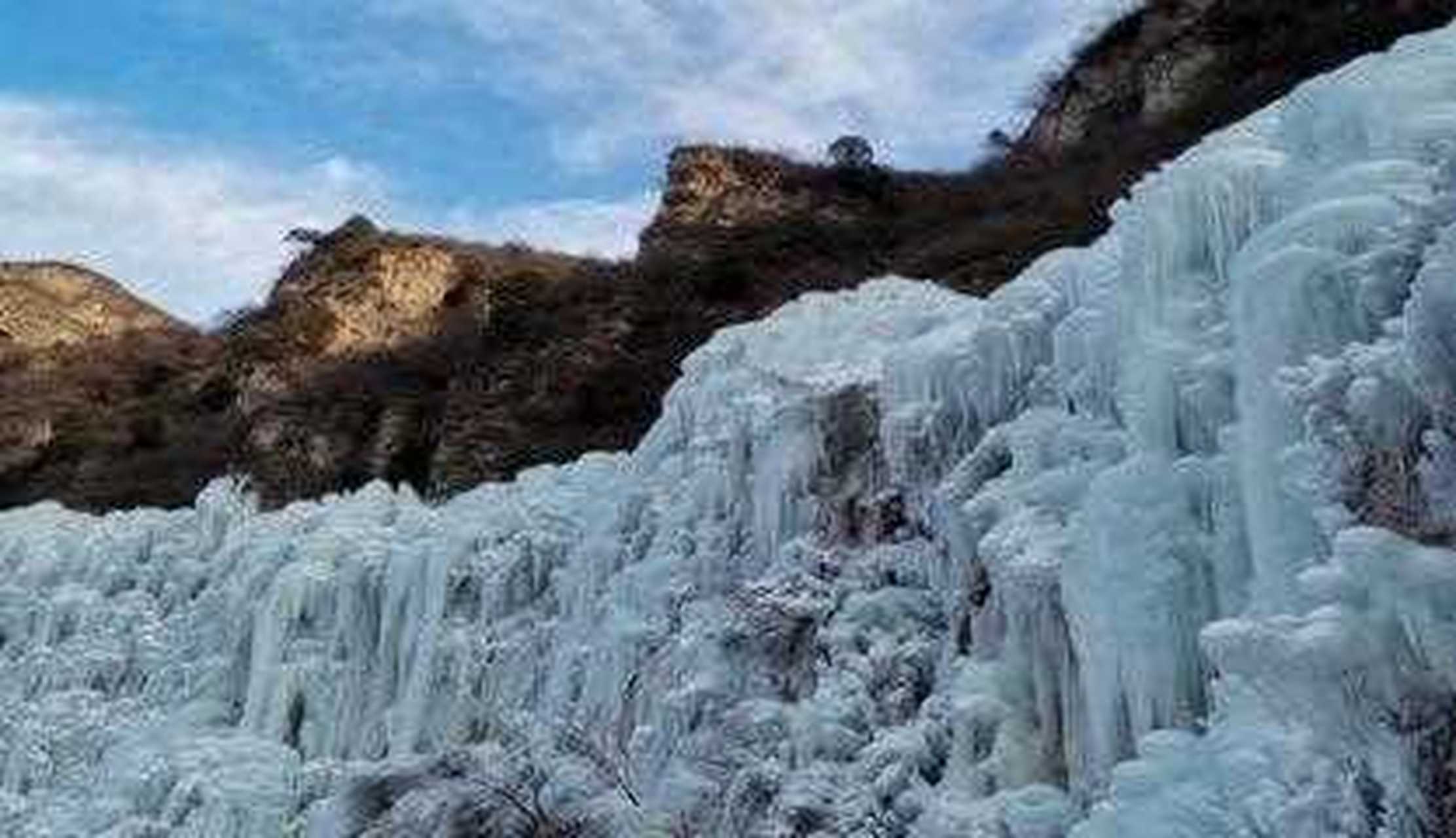 如果你向往冰雪,就应该去北京房山的冰瀑看看,泉水流经的石壁上凝成
