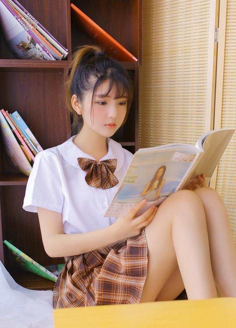校园清纯气质短裙少女