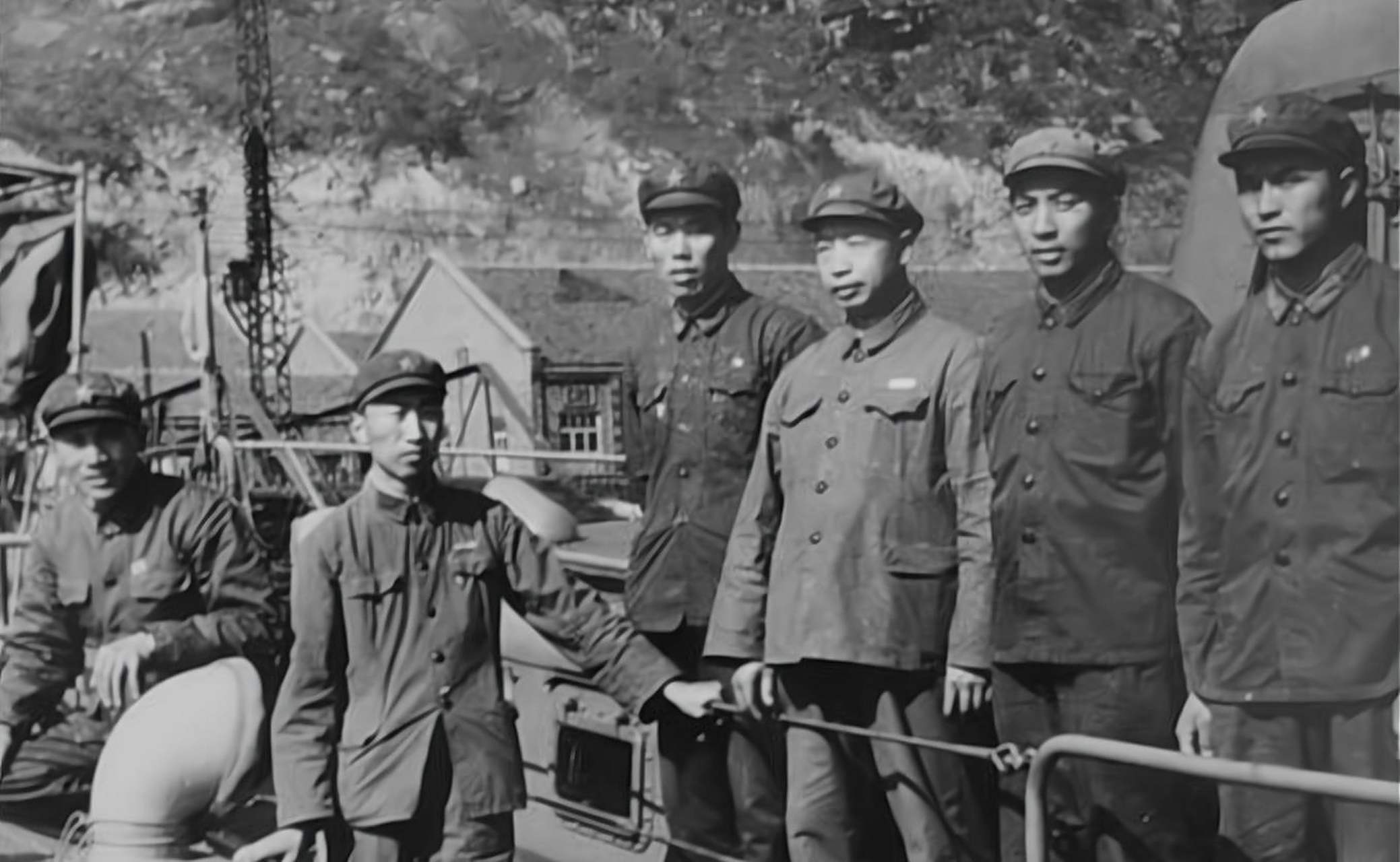 1970年,旅大警备区副司令前往保定出差,顺道探望当兵的儿子.