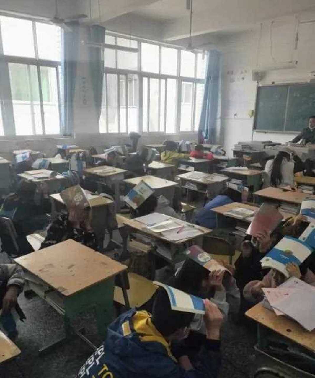 开学第一课,雅安芦山县初级中学进行防震减灾应急演练.