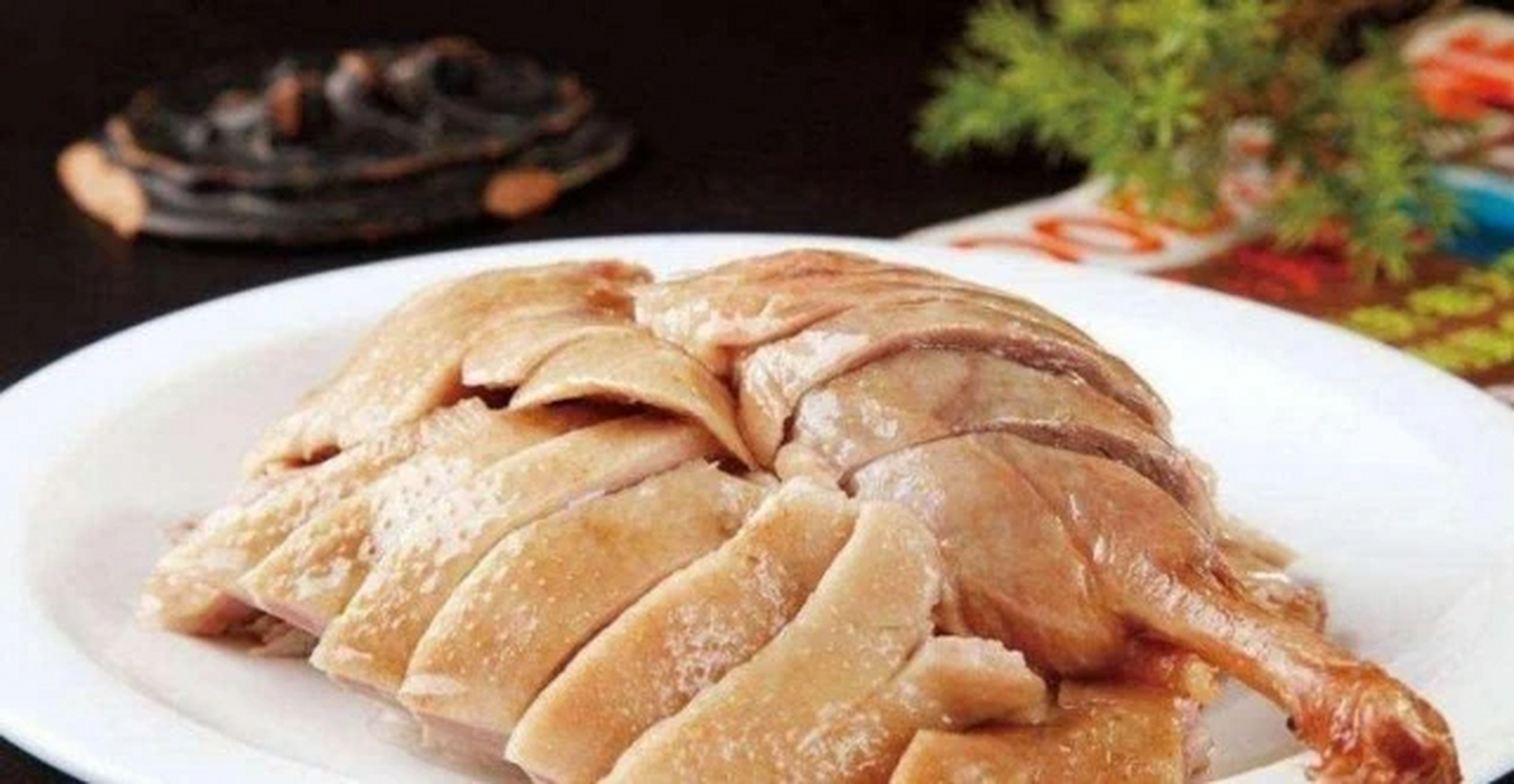 生产的盐水鸭鸭皮白肉嫩,肥而不腻,香鲜味美,具有香,酥,嫩的特点.