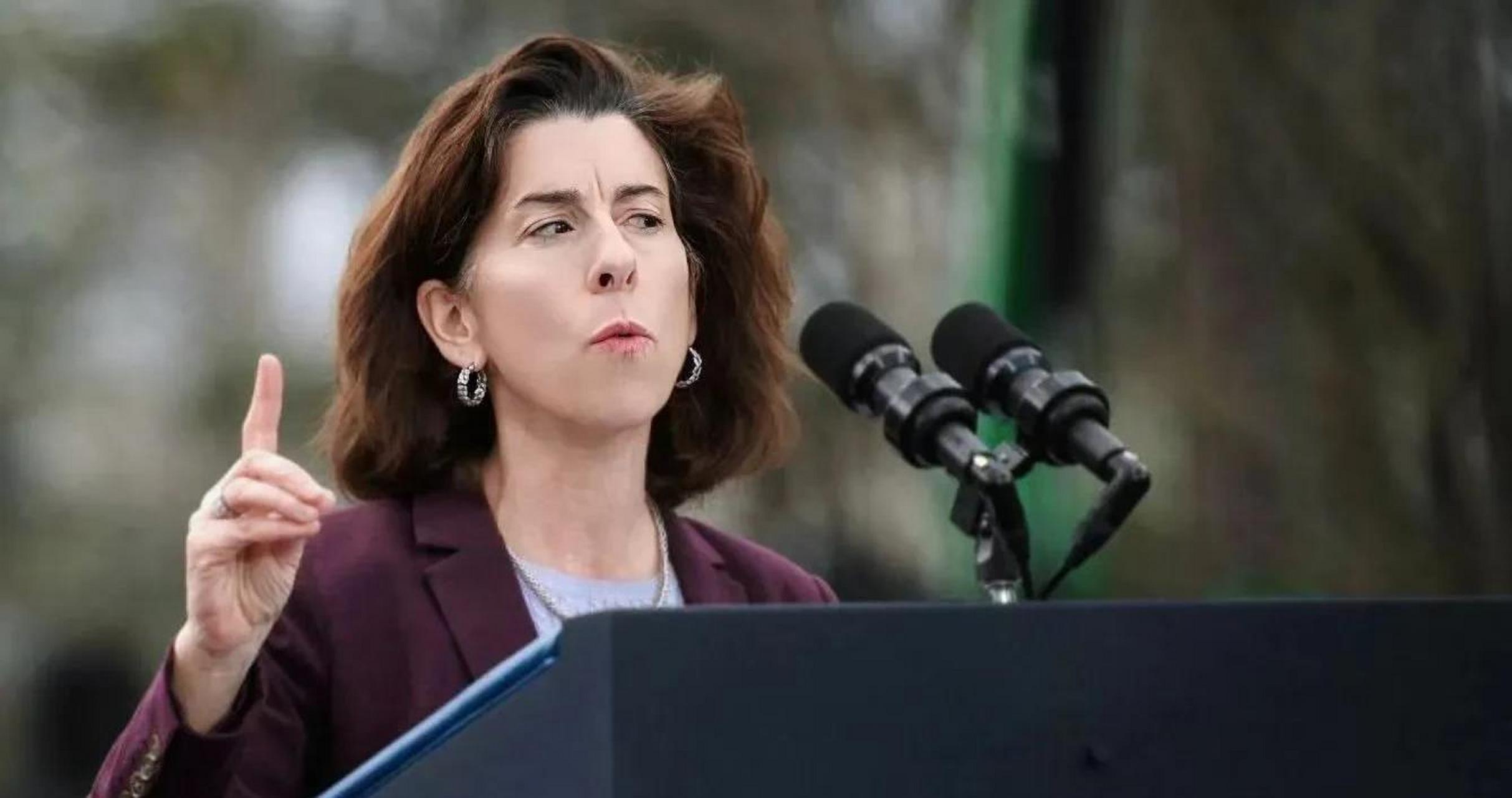 大快人心!美国商务部长雷蒙多寻求来华被拒,眼睁睁看着法国满载而归,